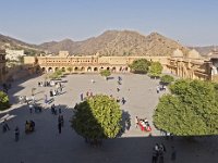 La cour d'accueil vue de la cour supérieure