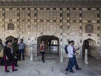 Galerie du Sheesh Mahal ou Jai Mandir (palais des miroirs)  Les murs sont recouverts de milliers de petits morceaux de verre et de motifs floraux