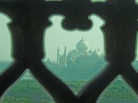Vue du Taj Mahal depuis une fenêtre du Khas Mahal  C'est peut-être depuis cette fenêtre que le Chah Jahan contemplait le tombeau de son épouse bien aimée