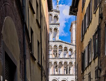 Rue vers l'église San Michele
