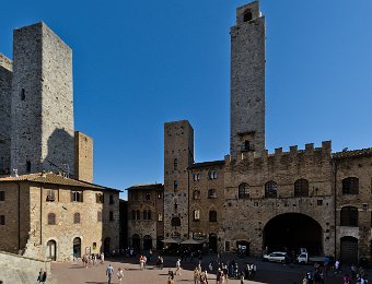 Piazza del Duomo- Les tours jumelle de Salvucci (à gauche) et le palazzo  Vecchio del Podesta (au centre)