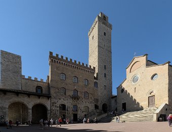 Piazza del Duomo- A gauche le palazzo Comunale, à droite la collegiata Santa Maria Assunta