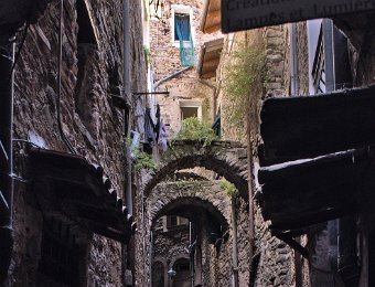 Dolceacqua- rue et arches de renfort (Scuri)