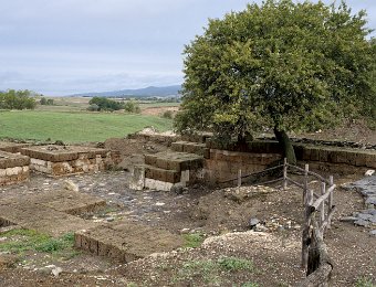 Vestiges des bâtiments de la porte ouest