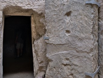 Tombe du Sphinx et sa porte  Ces tombes étrusques de découverte récente sont visibles hors du parc à proximité de l'entrée