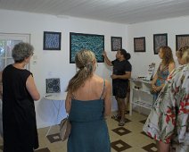 Présentation de ses peintures Dot Painting par Hart dans la galerie Graines 2 Sauvage  Hart est un joueur de didgeriddoo, danseur, fabriquant d'armes de jet traditionnelles et peintre