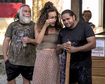 Goompi, leader de la troupe, Nidala Barker et Hart