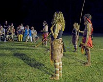 Goompi et sa troupe se préparant à danser  Chaque chant et danse est expliqué avant de commencer. Il s'agit d'histoires transmises de génération en génération depuis des milliers d'année.