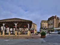 Place centrale, à gauche la halle du XVè siècle