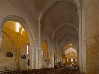 Nef centrale et nef latérale (à gauche)