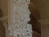 Sculpture sur pilier de la salle capitulaire (Lazare et le mauvais riche en haut, mort de Lazare en bas)
