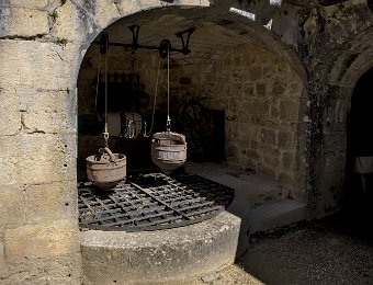 Puits de la cour intérieure  Ce puits de 70m (sondage récent qui remet en cause la profondeur de 90m annoncée jusqu'alors) est creusé dans la roche et rejoint une rivière souterraine. Il aurait été creusé à l'époque mérovingienne avant l'édification du château