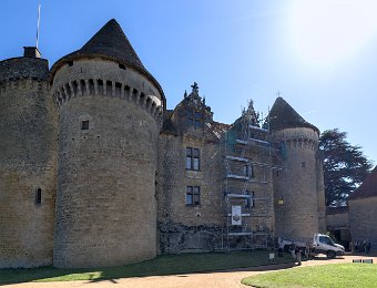 La façade sud, à gauche la tour des Confitures, à droite la tour de l'inquisition