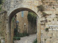Porte d'entrée du village et grande rue