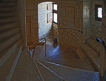 Escalier à vis au premier étage  Chaque marche est taillée dans un seul bloc de pierre