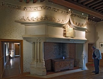 Grand salon des robes - Cheminée de style Renaissance  Elle porte le blason de la famille de Caumont
