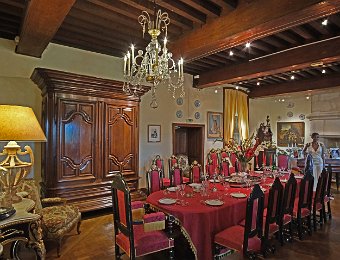 La salle à manger  Cette salle date du XVe siècle. Elle est meublée dans le style périgourdin