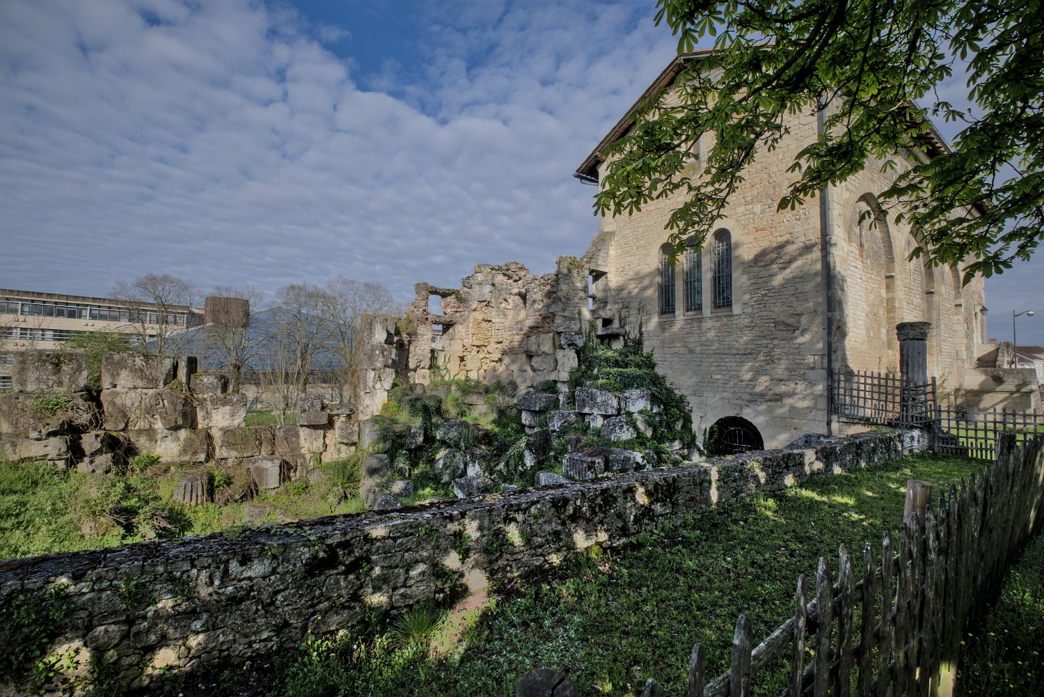 Rempart près de la maison Romane