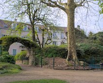 Jardin des arènes  Ce jardin occupe l'emplacement d'un ancien amphithéatre. Celui-ci est  daté du 3e quart du Ier siècle. Il  était l’un des plus vastes de Gaule avec une capacité évaluée à 18.000 spectateurs