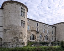 Centre national de la préhistoire - Rempart utilisé comme soubassement du bâtiment