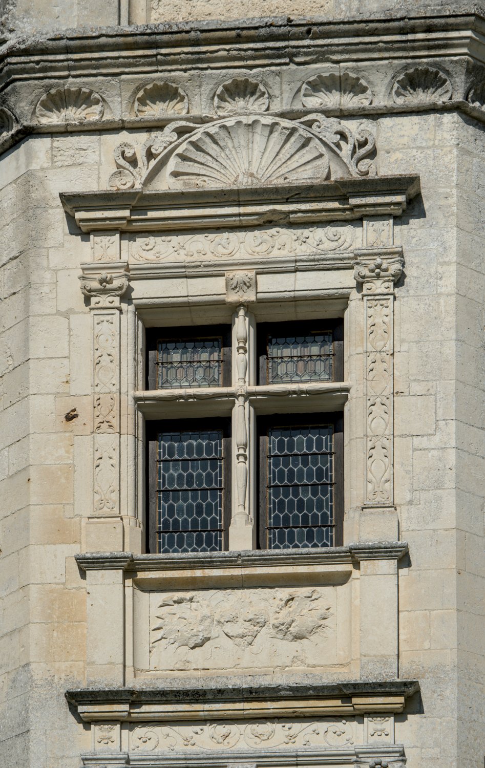 Fenêtre de la tour de l'escalier d'honneur