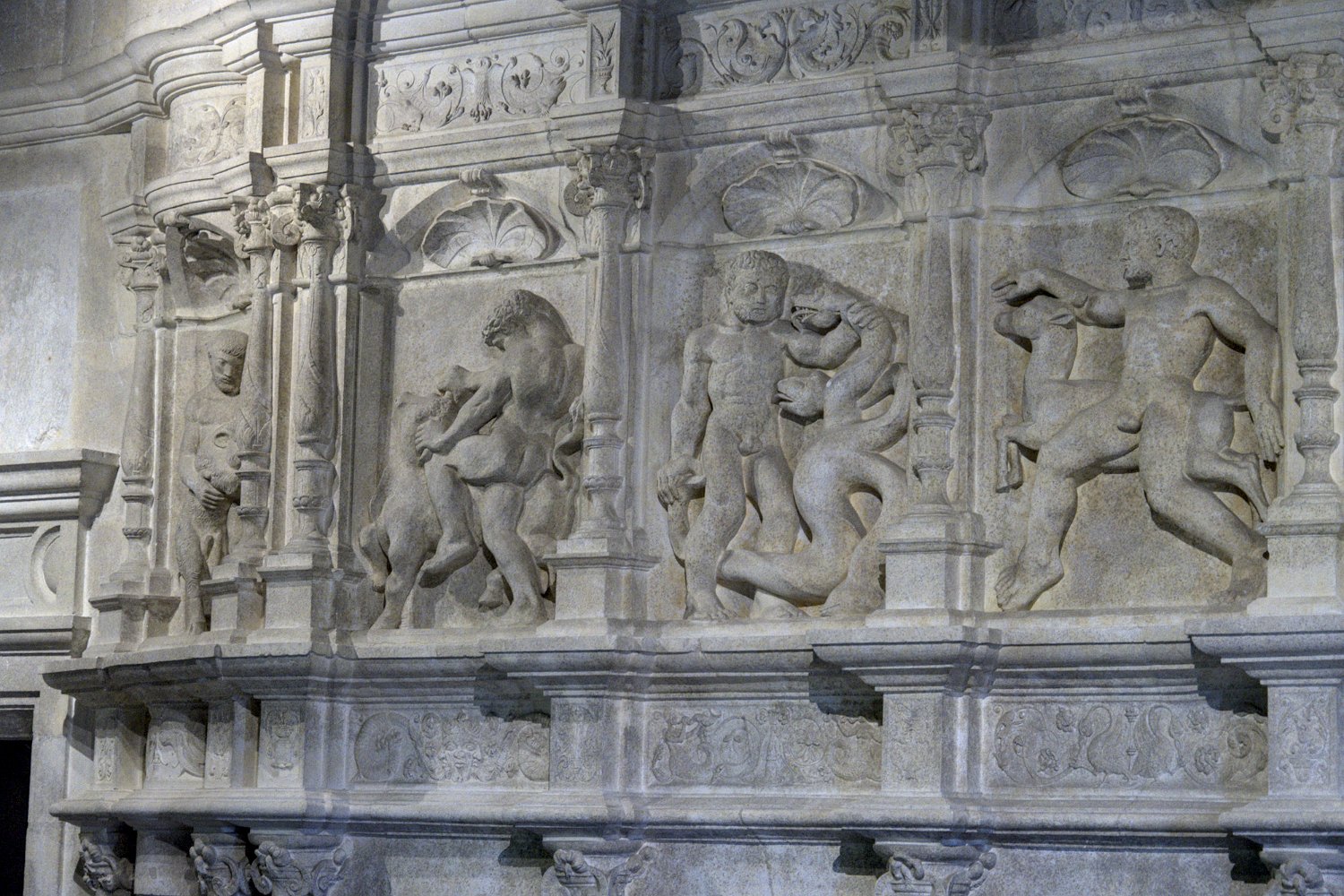 La cheminée de la grande salle - Détail des bas reliefs