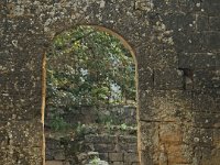 Porte dans le mur d'enceinte du cloître