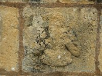 Sculpture sur le côté du porche