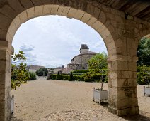 Vue sur le village et l'église depuis les arcades du château