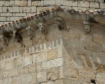 Sculpture sous le débord de toit