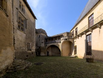 La cour d'honneur, à droite le bâtiment des maréchaux, à gauche le château de Pons