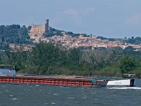 Vue générale de Chateauneuf du Pape depuis la rive droite du Rhône : Chateauneuf du Pape, rhone