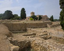 Vestiges du macellum (marché) et musée (au fond)