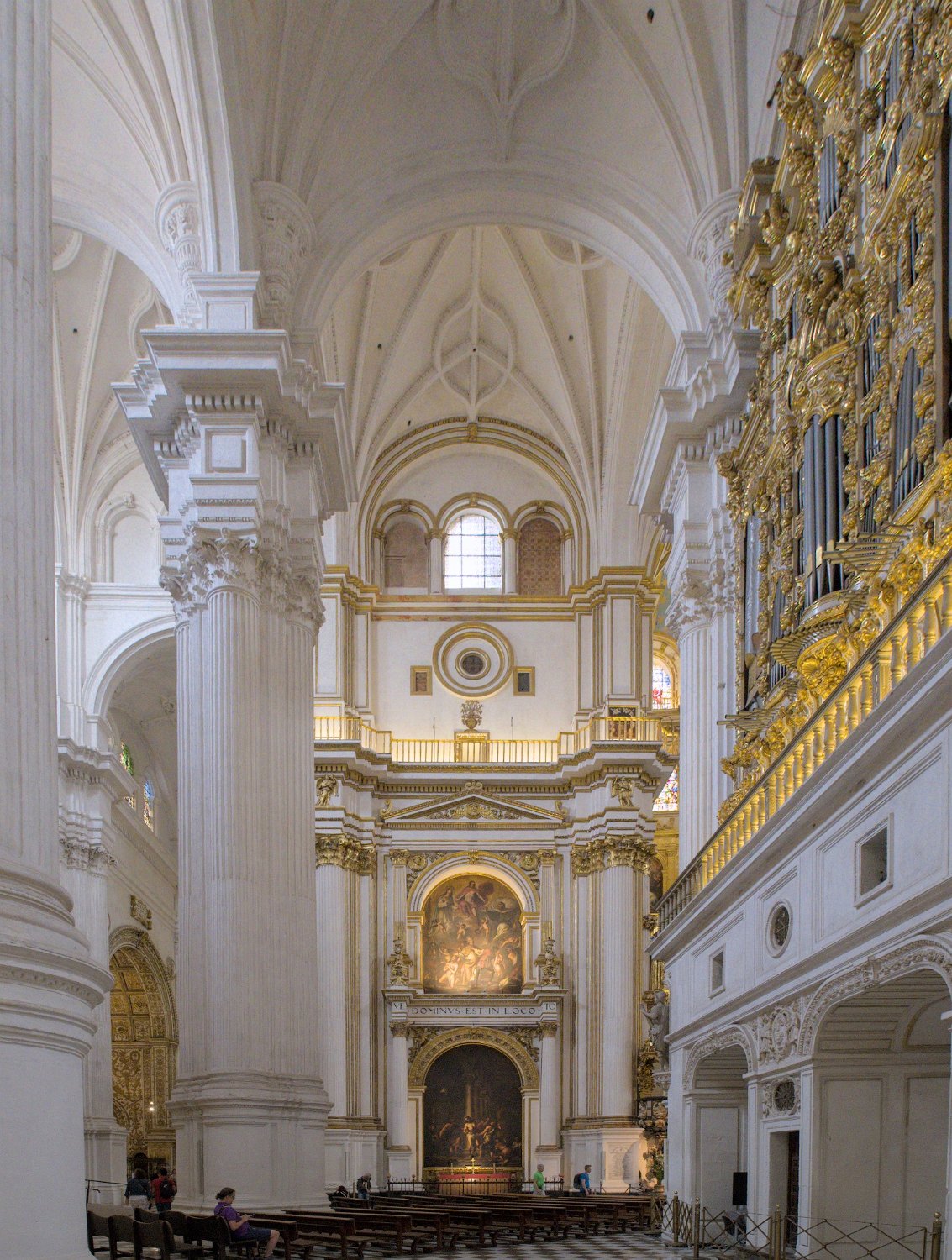 Cathédrale de l'Incarnation - L'orgue (à droite)