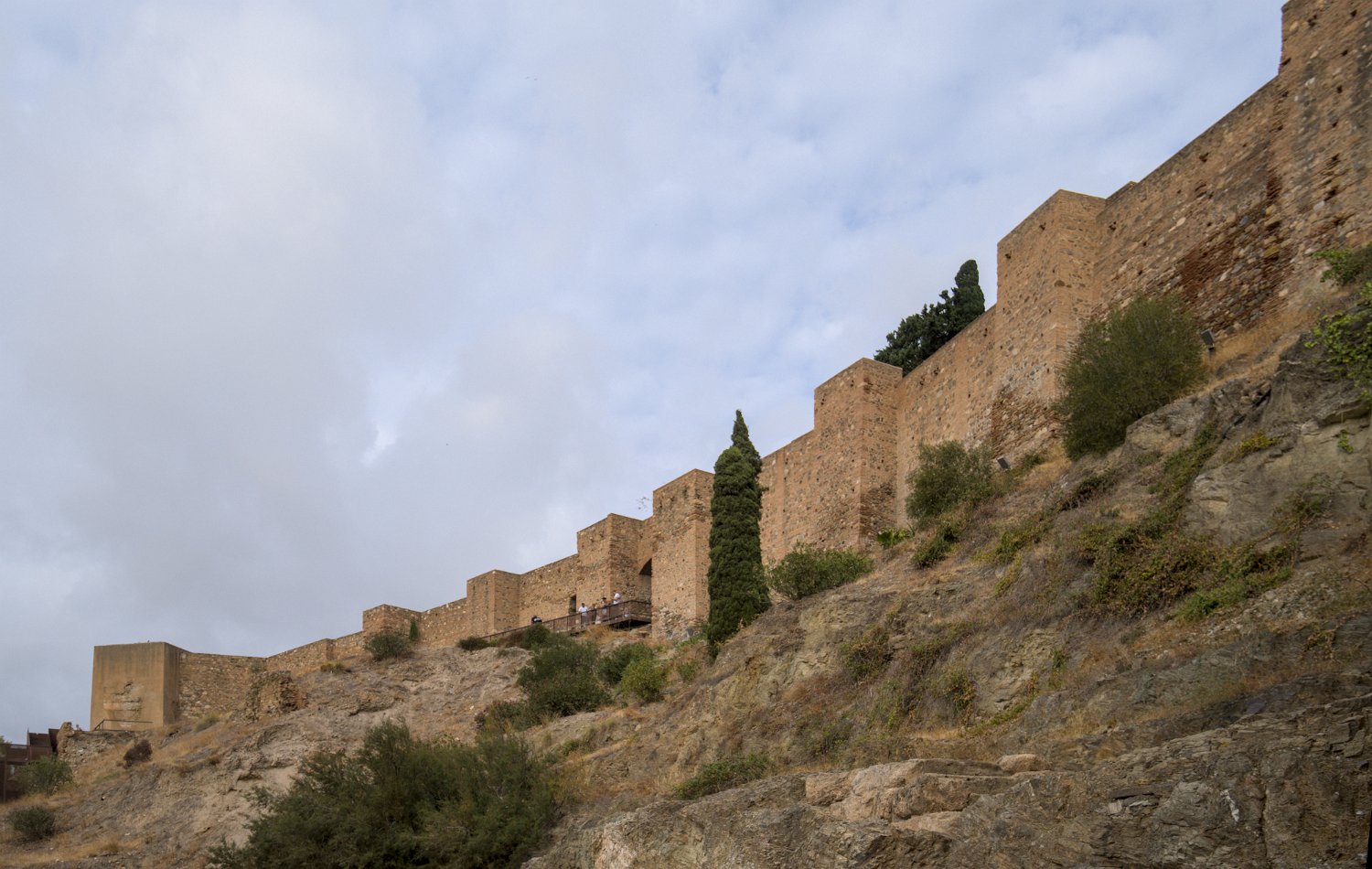Vue d'ensemble des remparts qui dominent la ville