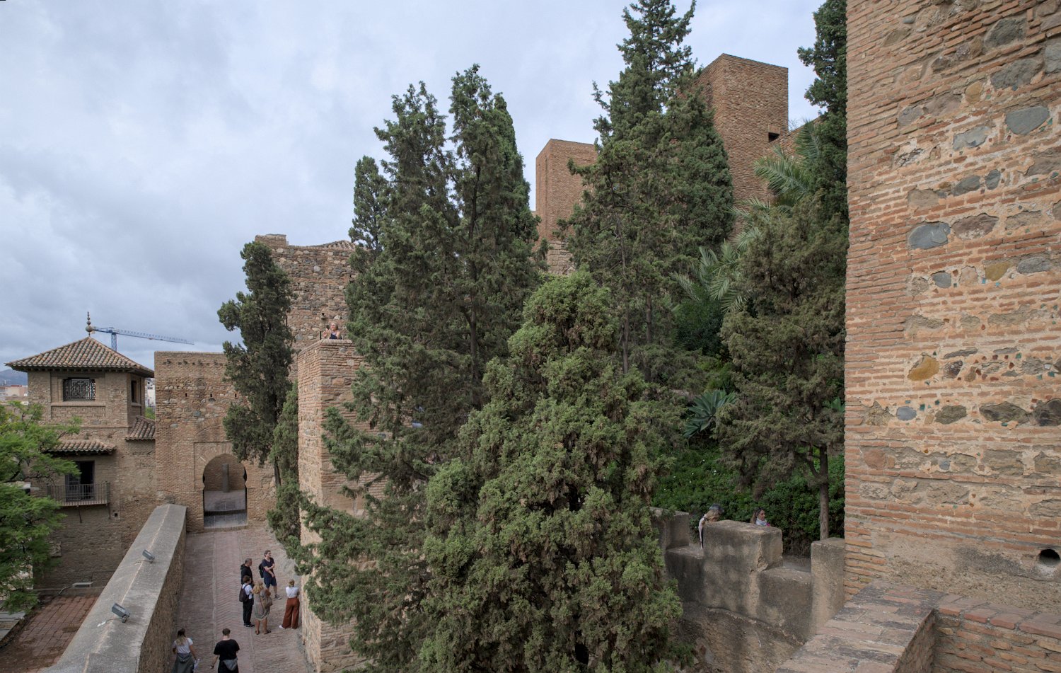 Vue sur l'accès et la porte de la Boveda