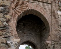 Porte des colonnes  C'est une des rares portes à accès direct de l'Alcazaba. Les autres porte sont sur des passages coudés