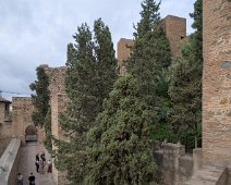 Vue sur l'accès et la porte de la Boveda
