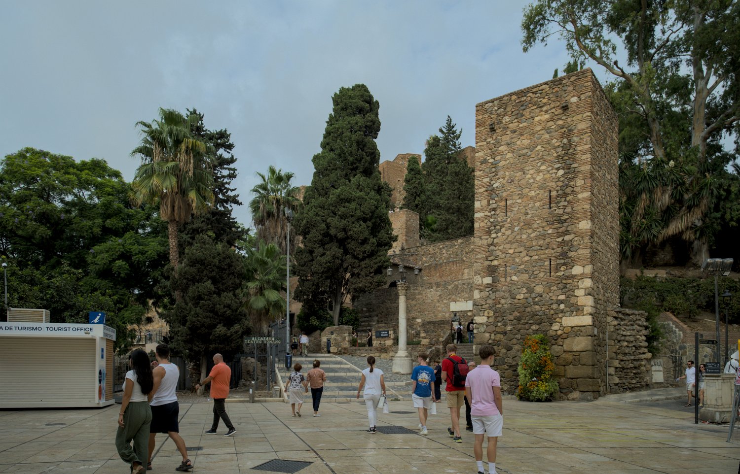Entrée des visiteurs et tour Albarrane