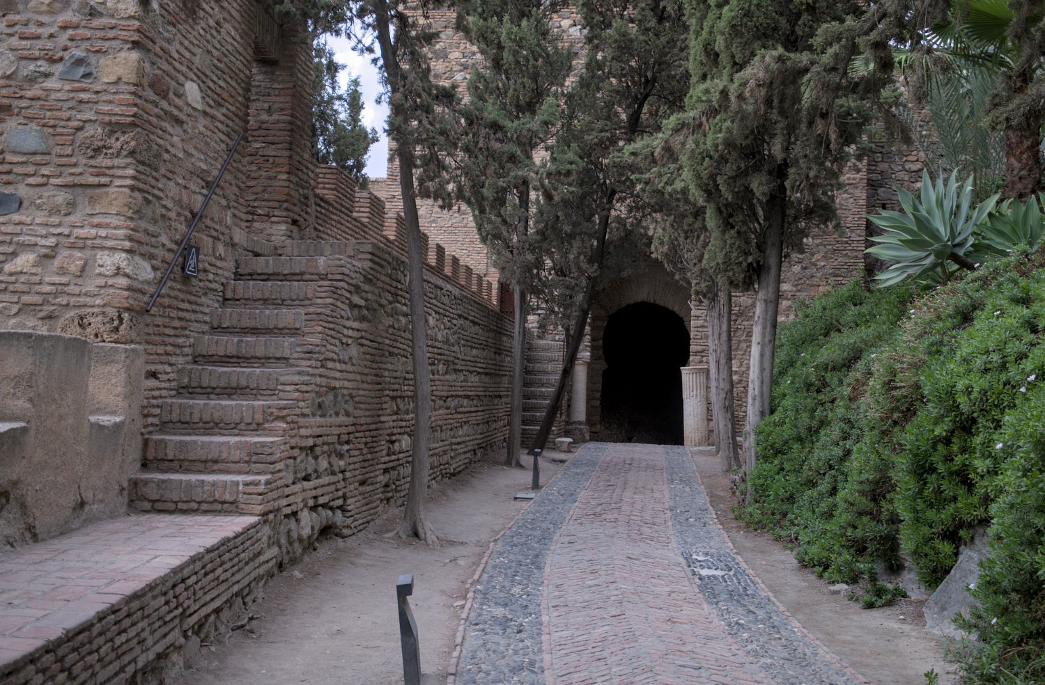 Accès à la porte des colonnes