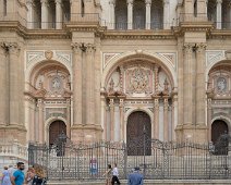 Les portails d'accès  Au-dessus des portails se trouvent des médaillons; ceux des ports latérales représentent les saints patrons de Malaga, Saint Cyriaque et Sainte Paule; le médaillon central est décoré d'une scène biblique.