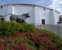 Scupture de taureau devant les arènes