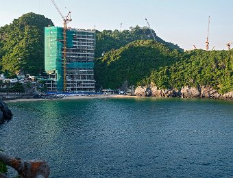 Hôtel les pieds dans l'eau en construction sur l'ile de Cat Ba