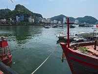 La ville de Cat Ba vue du port