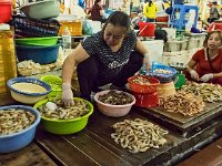 Produits de la mer  au marché de Cat Ba (crevettes)