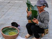 Vente de riz nouveau dans des feuilles de bananier