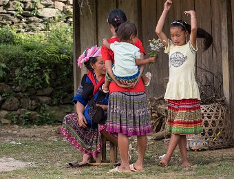 Famille H'mong  Les H'mong portent leur costume traditionnel tous les jours, ce qui est leur fierté