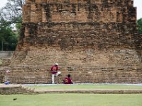 Des ouvriers restaurant un temple à Ayutthaya