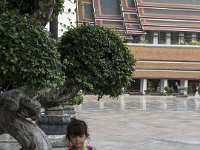 Une petite fille dans un Wat de Bangkok