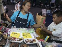 Un jeune client ou le fils de la vendeuse ?